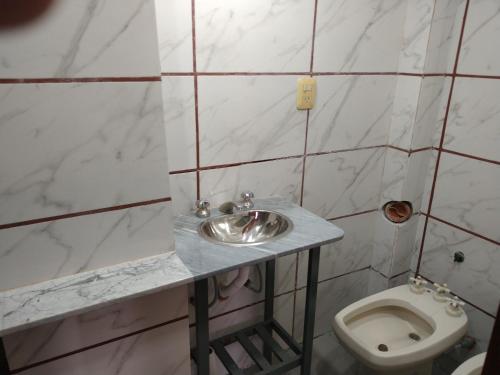 y baño con lavabo y aseo. en Dpto Loft en Salta