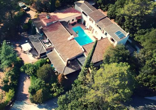 an aerial view of a house with a swimming pool at Le Patio Bleu in La Crau