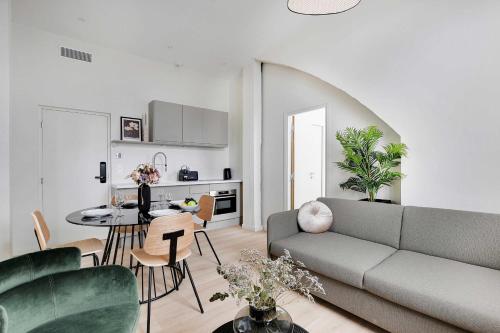 un salon avec un canapé et une table dans l'établissement Magnificent apartment - 2BR-6P - Eiffel Tower, à Paris