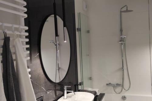 a bathroom with a sink and a mirror at Nowoczesny apartament w pobliżu centrum in Krakow