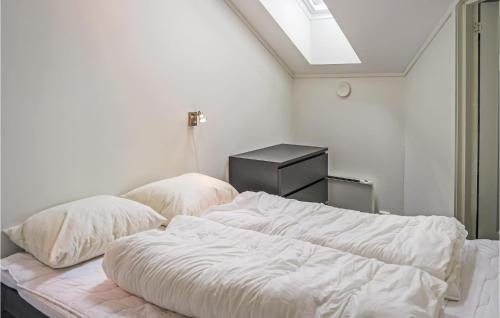 Lovely Apartment In Hemsedal With Wifi في هيمسيدال: غرفة نوم مع سرير وملاءات بيضاء وخزانة