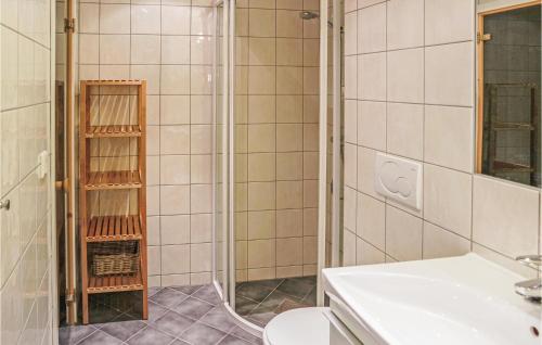 Lovely Apartment In Hemsedal With Wifi في هيمسيدال: حمام مع دش ومرحاض ومغسلة
