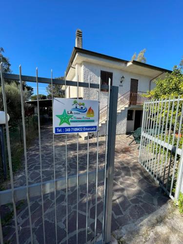 フォンディにあるLa casa di Nonna Attiliaの家の前の看板門