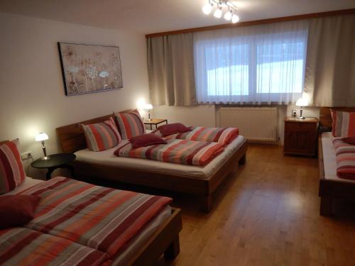 een hotelkamer met 2 bedden en een raam bij Landhaus Gollner in Uderns