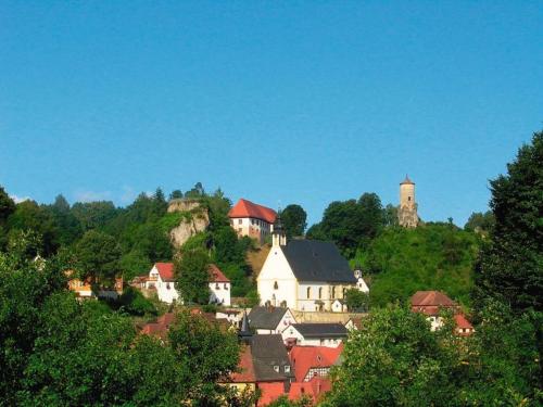 una ciudad en una colina con casas y un castillo en Ferienwohnung Kellerer 2 en Waischenfeld