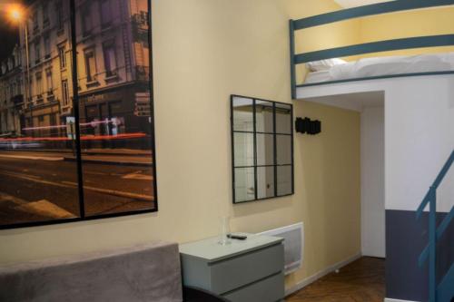 une chambre avec un lit superposé et un bureau dans l'établissement Centre/Place Jaurès * Studios MyCityHome * Mezzanine, à Saint-Étienne