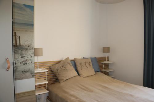 - une chambre avec un lit et 2 oreillers dans l'établissement Apartament Freedom, à Kołobrzeg