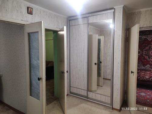 ミルゴロドにある3к квартира 1 этажの二つのドアと鏡のある部屋