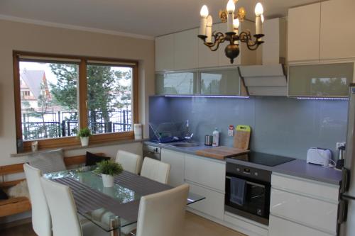 Kuchyňa alebo kuchynka v ubytovaní Apartament Cyrhla Zakopane