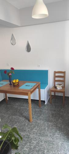 un soggiorno con tavolo e sedia di Small Patak House a Psalidi