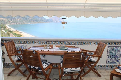 uma sala de jantar com vista para o oceano em Cefalù seaside suite em Cefalù