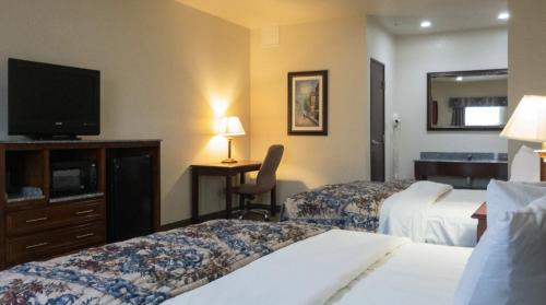 ein Hotelzimmer mit 2 Betten und einem Flachbild-TV in der Unterkunft HiWay Inn Express in Coalgate