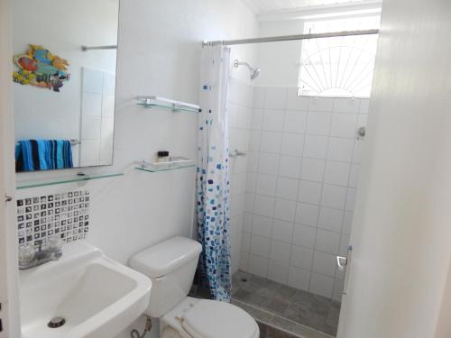 een badkamer met een toilet, een wastafel en een douche bij Heywoods Villa in Saint Peter