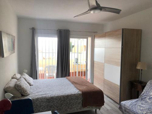 una camera da letto con un letto e una porta scorrevole in vetro di Holiday in Mareverde ad Adeje