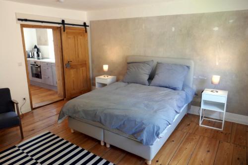 1 dormitorio con 1 cama y 2 mesitas de noche en Roter Hirsch, en Oderberg