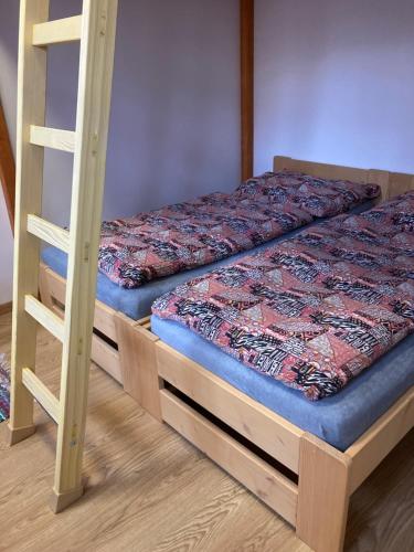 ein Paar Etagenbetten in einem Zimmer in der Unterkunft U potoka Cedronu in Jilemnice