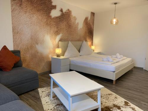ein Wohnzimmer mit 2 Betten und einem Sofa in der Unterkunft Mitten in Kempten - Großzügig - Tolles Design in Kempten
