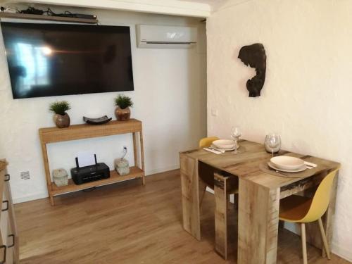 Il comprend un salon doté d'une table et d'une télévision à écran plat. dans l'établissement appartement cosy situé à 2mn de la plage à pied climatise, à Villefranche-sur-Mer