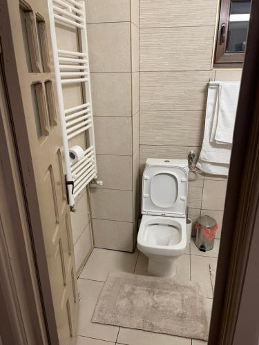 une petite salle de bains avec des toilettes et une porte dans l'établissement Studio Sunrise, à Sinaia
