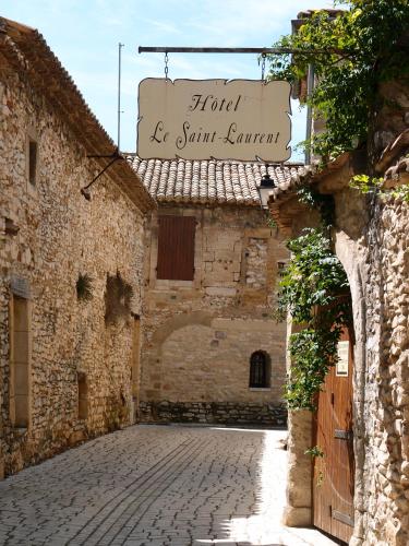 an alley with a sign that reads rural be saint saint germain at Hotel Le Saint Laurent in Saint-Laurent-des-Arbres