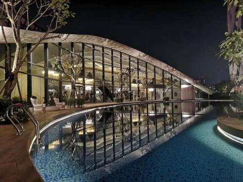 um edifício com piscina à noite em ARTE Loft 2 Bedrooms & 3 Bathrooms 6 Pax KLCC View, High Floor & PREMIUM em Kuala Lumpur