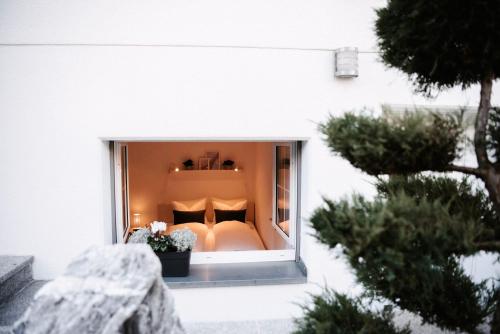 Sunny Way Home Accommodation & Spa في Weite: اطلالة غرفة النوم من خلال النافذة