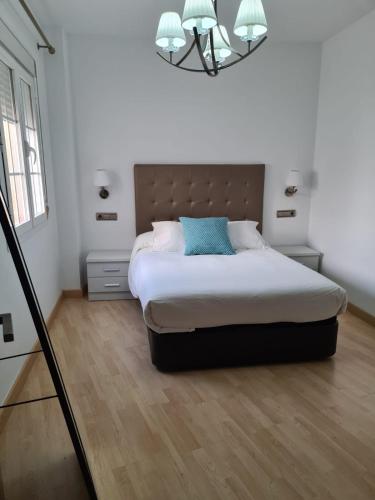 1 dormitorio con cama grande y almohada azul en Apartamento en Nerja, en Nerja