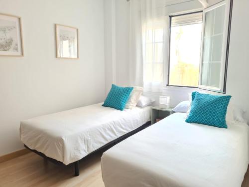 Habitación con 2 camas y ventana en Apartamento en Nerja, en Nerja