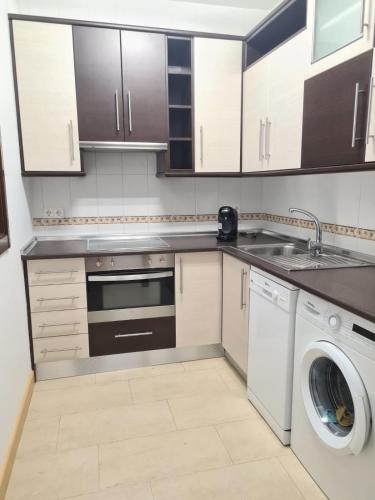 cocina con lavadora y lavadora en Apartamento en Nerja, en Nerja