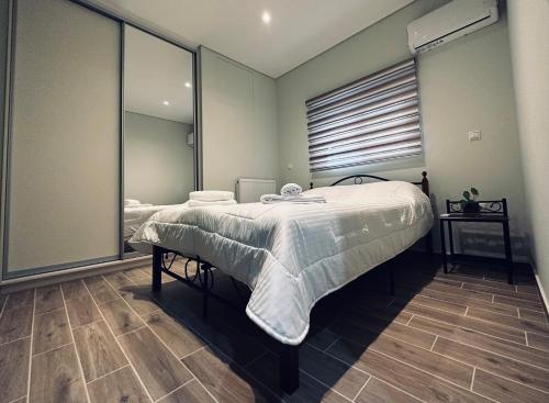 Posteľ alebo postele v izbe v ubytovaní Hodos Luxury APT near ATH-Airport