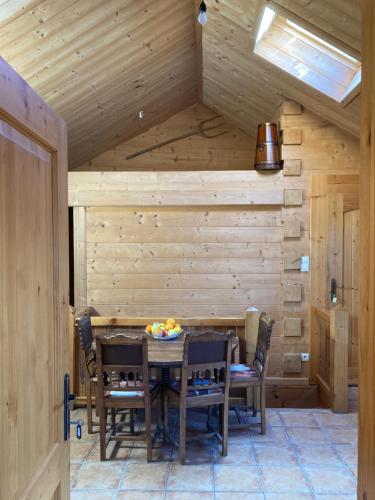 a dining room with a table and chairs in a cabin at Le Chalet d’Andrea in Vars