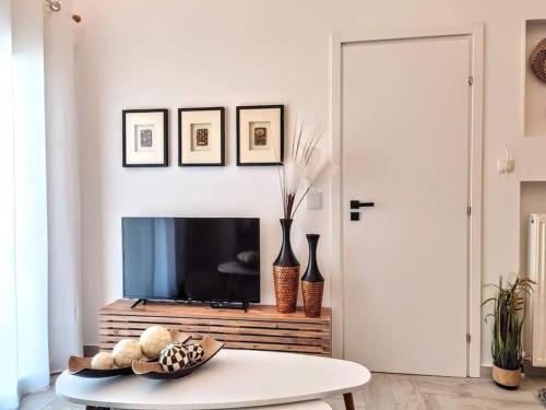 TV a/nebo společenská místnost v ubytování Old Town Luxe Suite W 100Mbps