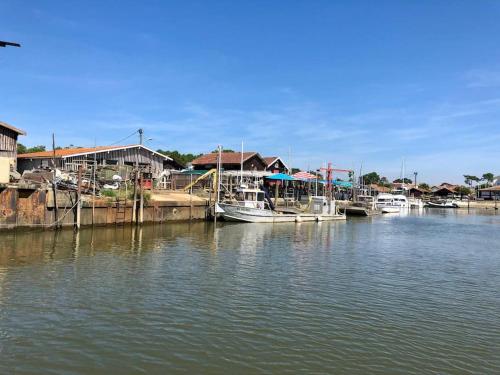 ラントンにあるAu calme, maison T3 neuf avec Jardin à Cassyの水上桟橋に停泊する船団