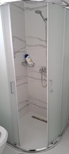 eine Dusche mit Glastür im Badezimmer in der Unterkunft Apartment Alex in Sarandë