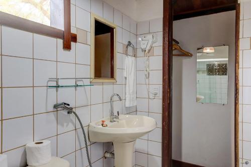 a bathroom with a sink and a toilet at Pousada Piratas in Itacaré