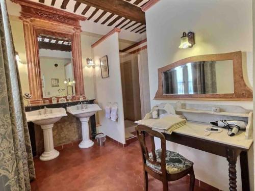 baño con 2 lavabos y espejo grande en Chez Lydia - Osez la vie de chateau ! Pont du Gard, Uzès en Remoulins