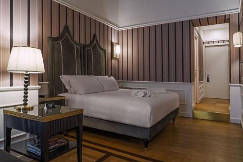 a bedroom with a bed and a table with a lamp at Il Campo Marzio in Rome