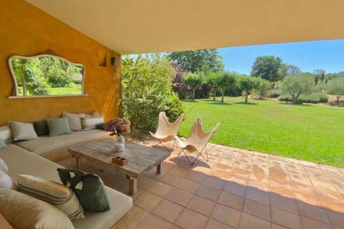 un patio con divano, sedie e tavolo di Preciosa casa unifamiliar en calella a Calella de Palafrugell