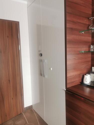 uma cozinha com um frigorífico e um armário de madeira em Apartament przy plaży em Międzyzdroje
