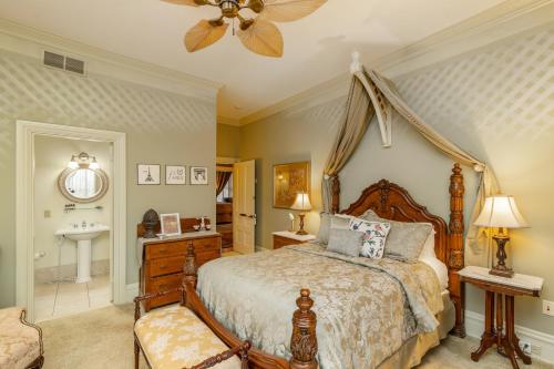 Ένα ή περισσότερα κρεβάτια σε δωμάτιο στο The Londonderry Inn