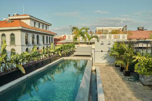 uma piscina no telhado de um edifício em AmazINN Places Rooftop and Design Pool III na Cidade do Panamá
