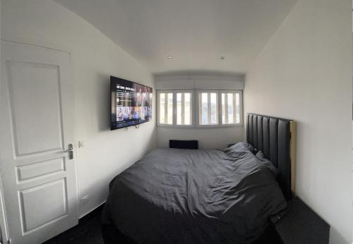 une petite chambre avec un lit et une fenêtre dans l'établissement Appartement F2 meublé - tout équipé - Tv netflix - 4 personnes, à Lisieux