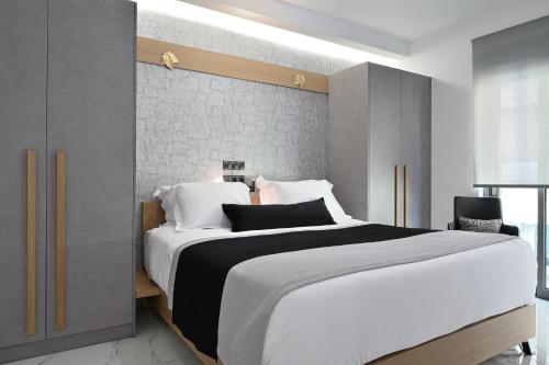 Postel nebo postele na pokoji v ubytování The Lop Athens Holidays Luxury Suites