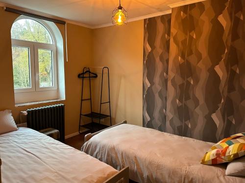 - une chambre avec 2 lits et une fenêtre dans l'établissement Holiday in Spa, à Spa