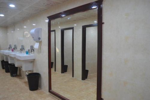 een badkamer met een spiegel, een wastafel en een spiegel bij Desert Safari Dubai Tour Chemist in Dubai