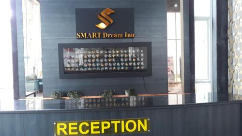 Ein Zeichen für eine Weinhandlung mit einem Zeichen für die Ausstellung in der Unterkunft SMART Dream Inn in Tangerang