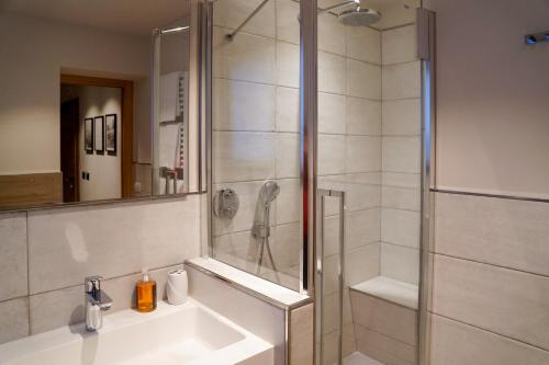 a bathroom with a shower and a sink at Sci Sport rooms & suites in Bormio
