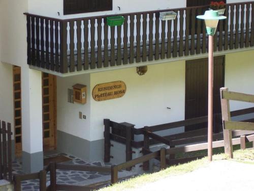 a building with a staircase and a sign on it at Valtournenche Appartamento comodo alle piste in Singlin
