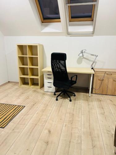 an empty office with a desk and a chair at TOP PROPERTIES AND HOME in Voluntari