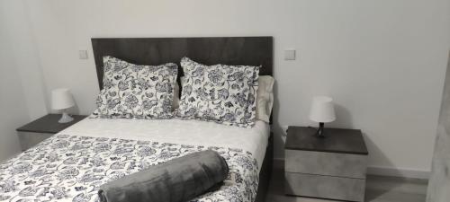 sypialnia z łóżkiem z 2 stolikami nocnymi i 2 lampami w obiekcie Apartamento Mc Lion w mieście Alcobendas
